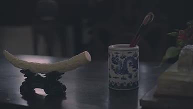 古代摆件象牙笔筒茶杯文房四宝建筑环境视频的预览图